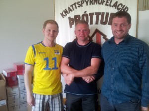 Guðbergur Egill í miðjunni handsalar ráðningarsamning sinn við Jón Ólafur formann blakdeildar og Halldór Inga gjaldkera blakdeildar.